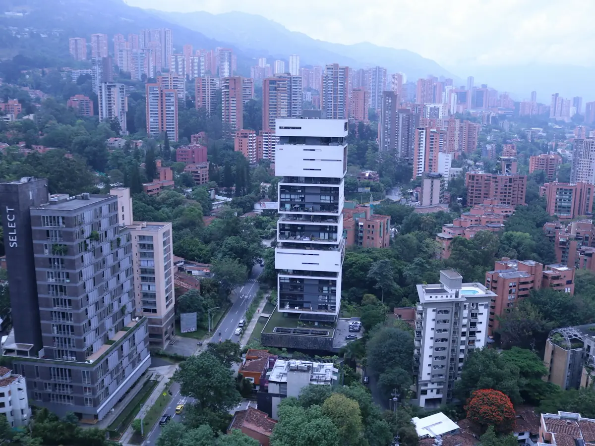 Vista aérea de El Poblado, Medellín, entre árboles y edificios