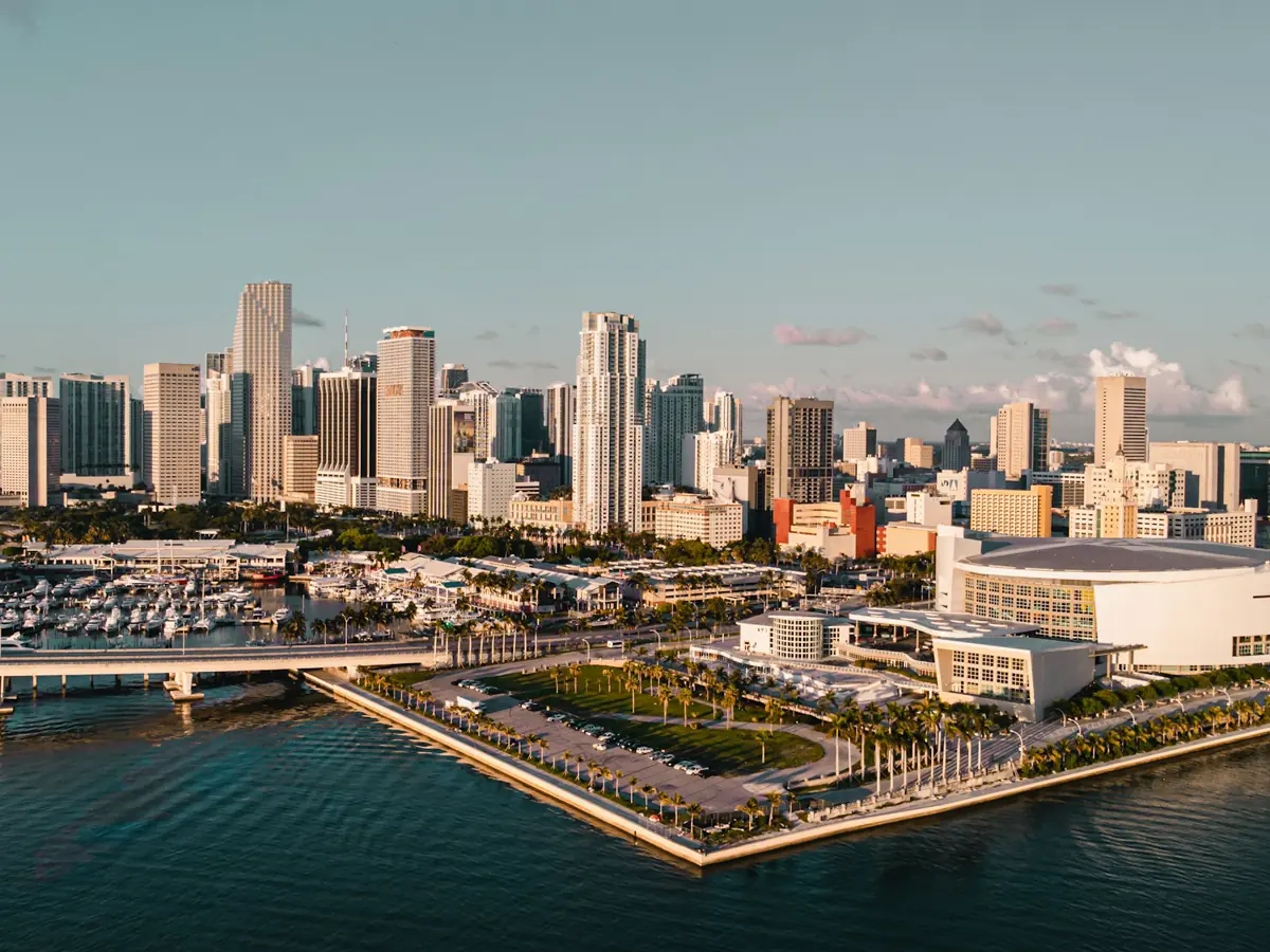 Skyline de Miami sobre la bahía