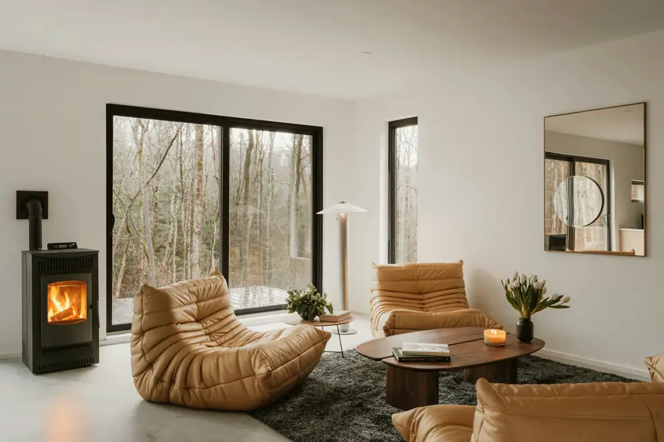 Sala cálida con ventanales hacia el bosque