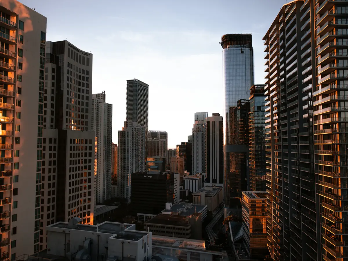 Torres de oficinas y apartamentos al atardecer