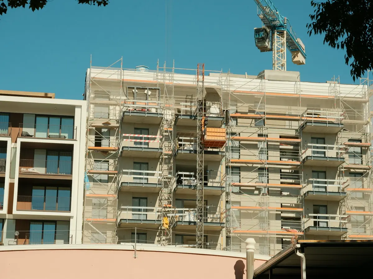 Edificio residencial en construcción con andamios
